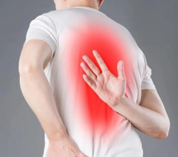 　后背疼别硬扛！注意，这5个隐藏原因可能正在悄悄“偷袭”你